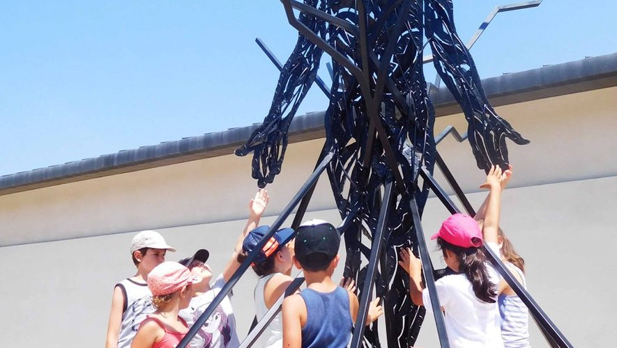 L'œuvre au contact du public · sculpture partagée
