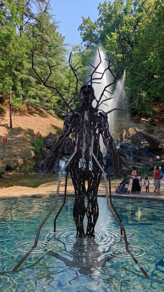 Sculpture de Michel Batlle dans le bassin de la cascade · Saint-Ferréol