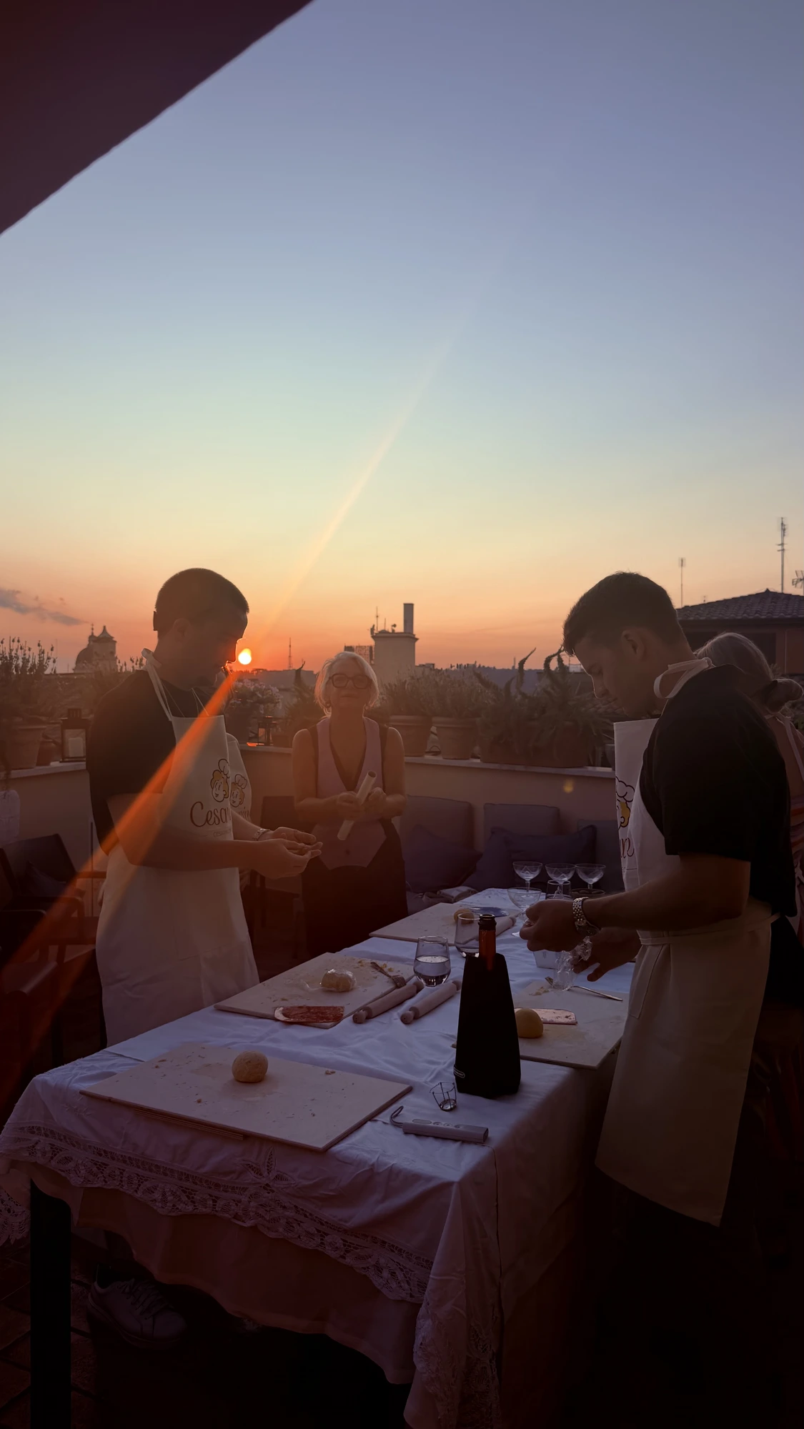 Alessandro con quattro piatti di pasta fresca appena impiattati