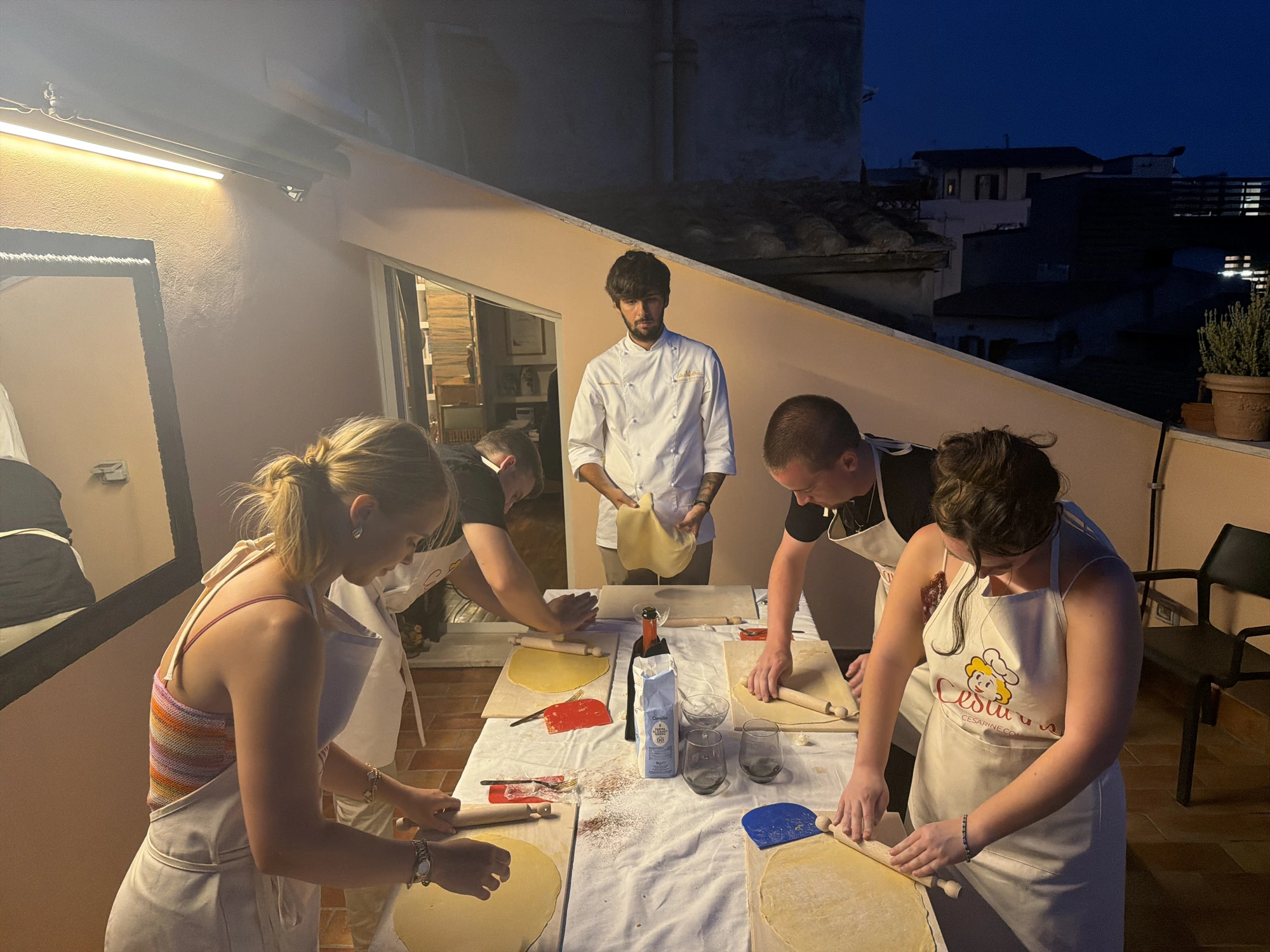 Tavolo dell'apericena sul terrazzo al tramonto