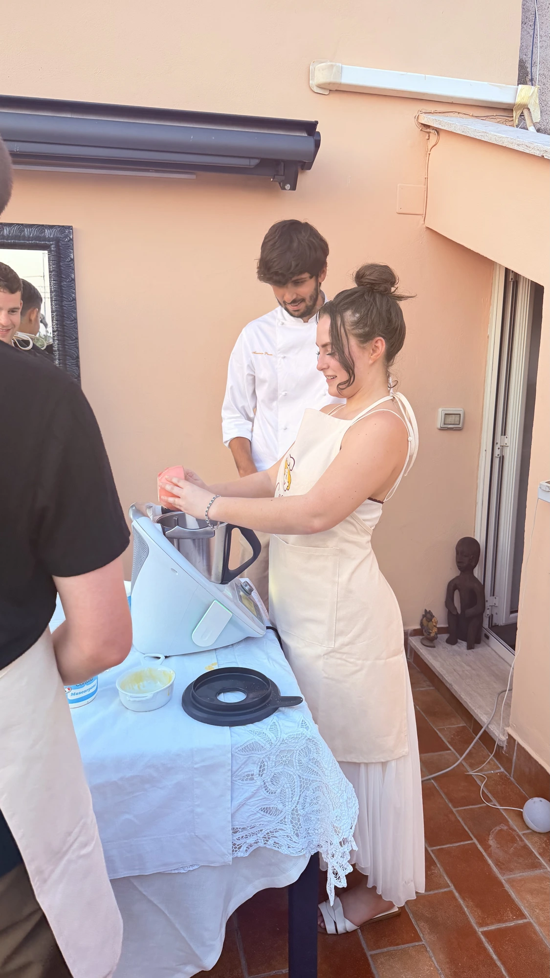 Ospite prepara l'impasto mentre lo chef supervisiona