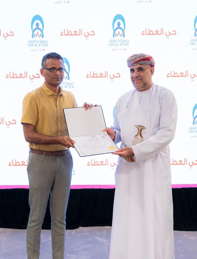 Sameel Hamza receiving award from the Minister of Housing, Sultanate of Oman