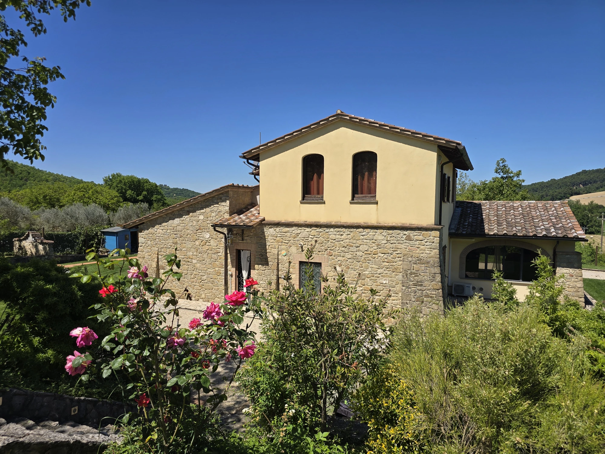 Facciata con roseto