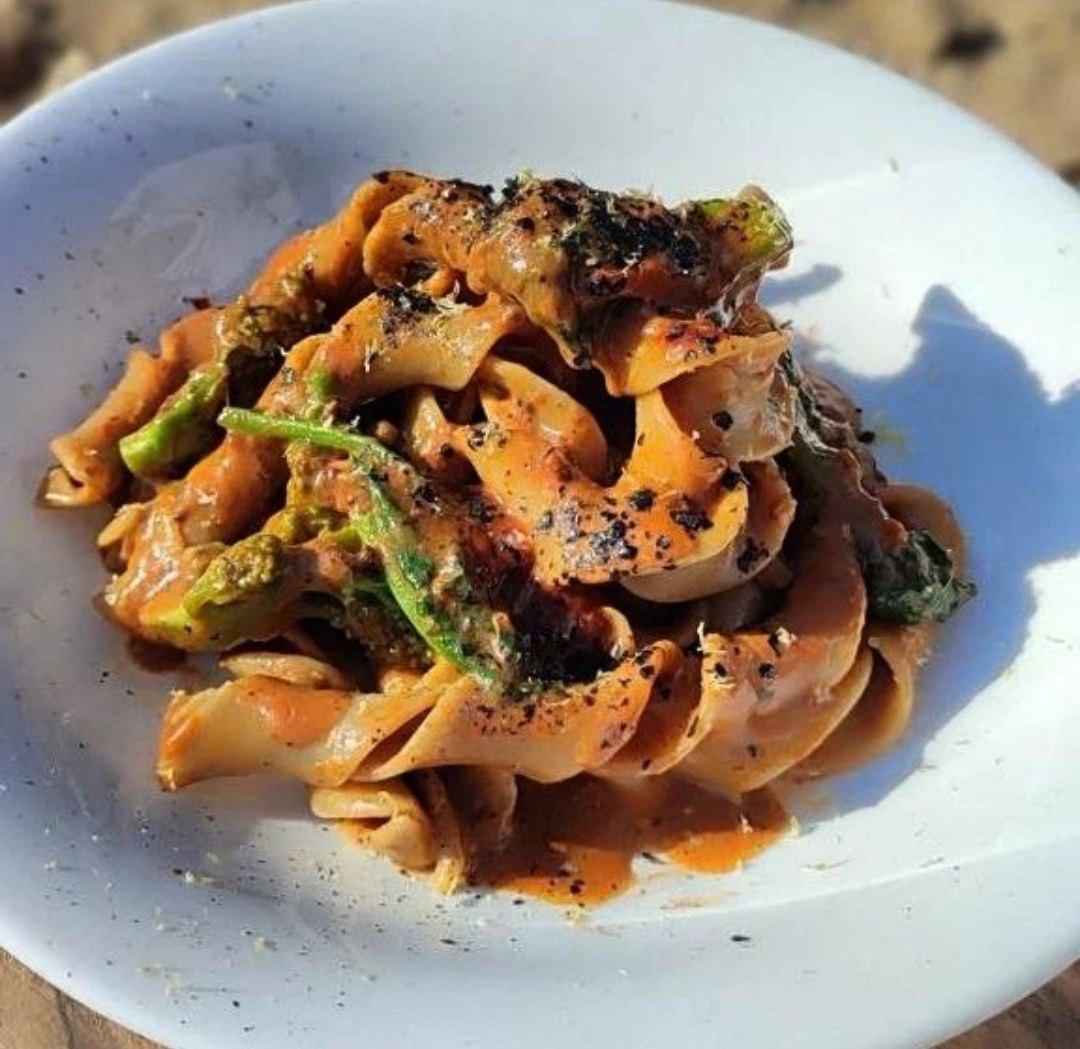 Pasta ai broccoli, crema affumicata e polvere di olive