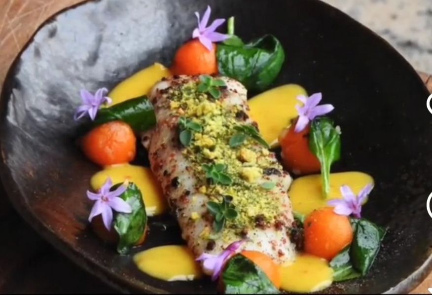 Merluzzo al vapore ai 3 pepi, spinacino, zucca e dressing al curry