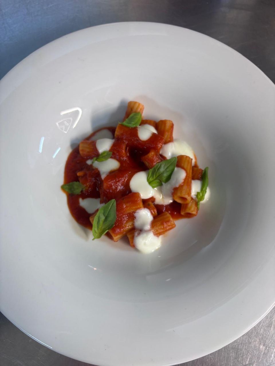Maccheroni al pomodoro e basilico, crema di burrata