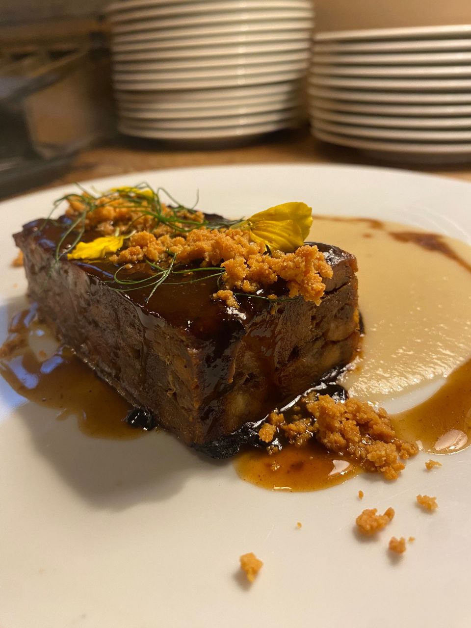 Lingotto di costine di maiale, crema di cipolle dolci e crumble al parmigiano