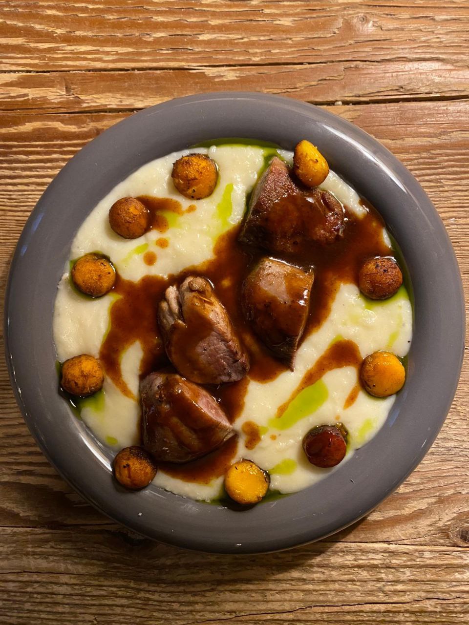 Filetto di maiale, purea di patate, zucca saltata e jus di manzo