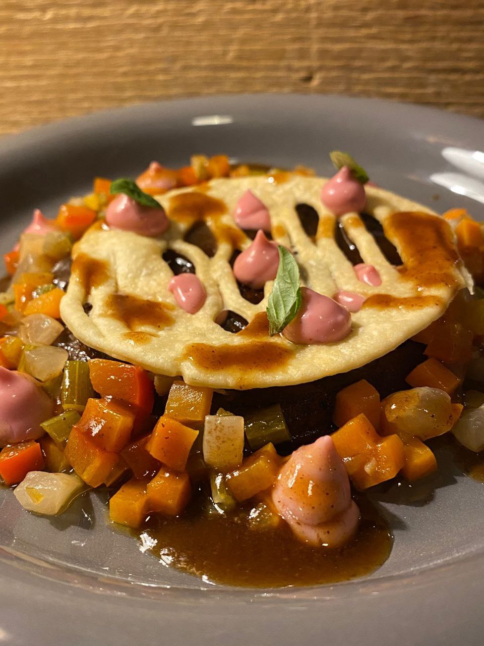 Brasato in crosta, brunoise di verdure e spuma ai frutti rossi