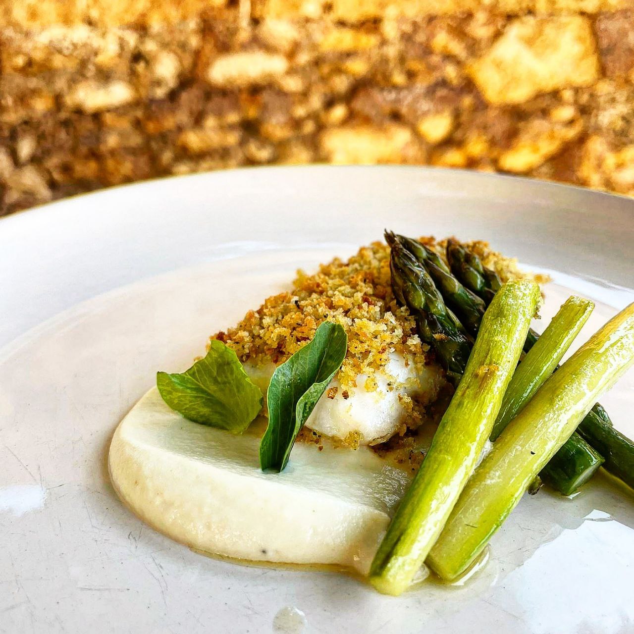 Dentice in crosta croccante alle erbette, crema di sedano rapa e asparagi saltati
