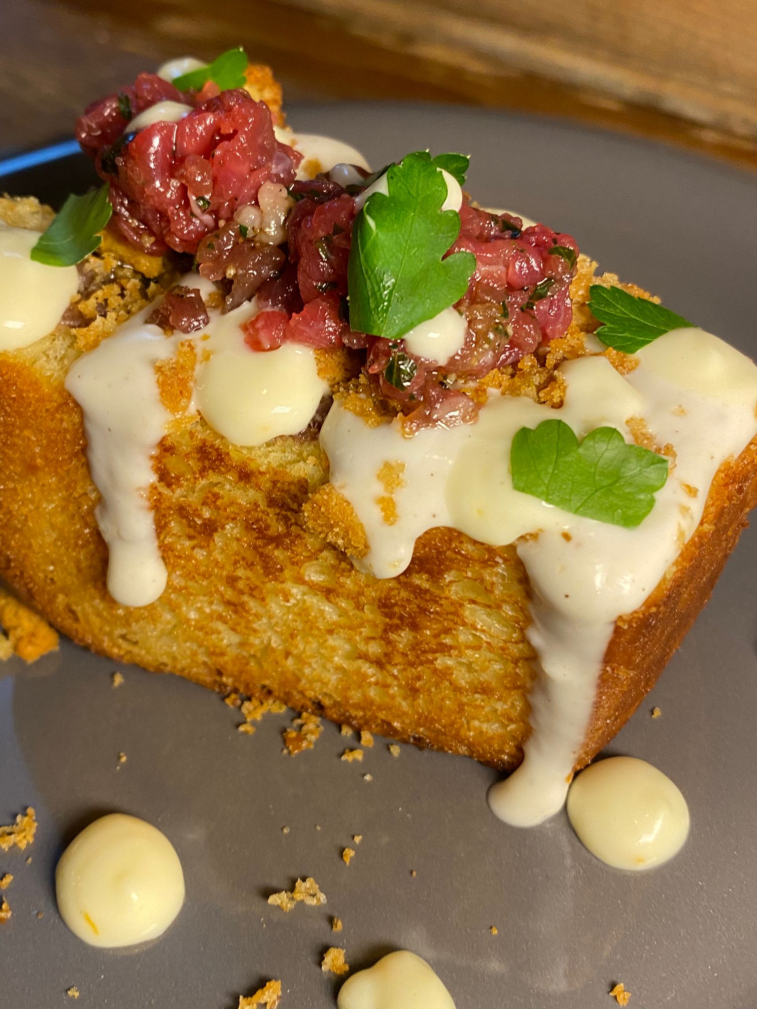 Pan brioche con tartare di manzo, salsa cesar e maio agli agrumi