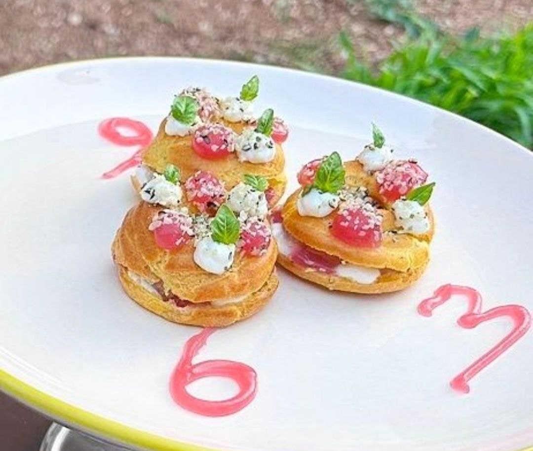Zeppole allo zafferano, tartare di gamberi, ricotta scante e lampone