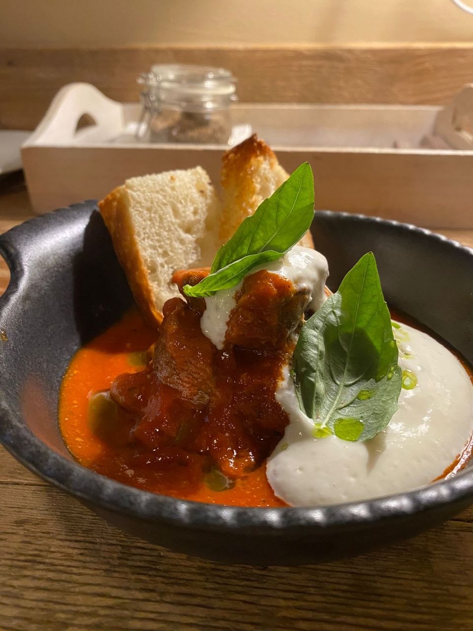 Pezzetti di asina in salsa pomodoro, spuma di patate al basilico